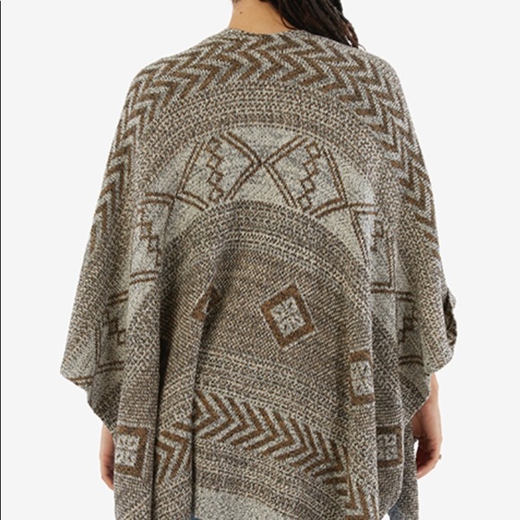 THE JET SET DIARIES Plus Knit Poncho Cream & White - Picture 6 of 6